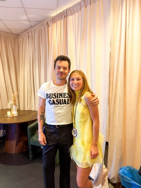 hsdaily's tweet photo. Harry backstage meeting a fan last night through Make A Wish at Madison Square Garden - 23 September (via chloee.grayyyy) https://t.co/b34TSAGDGX