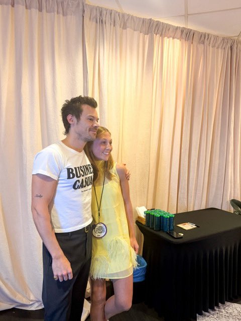 hsdaily's tweet photo. Harry backstage meeting a fan last night through Make A Wish at Madison Square Garden - 23 September (via chloee.grayyyy) https://t.co/b34TSAGDGX
