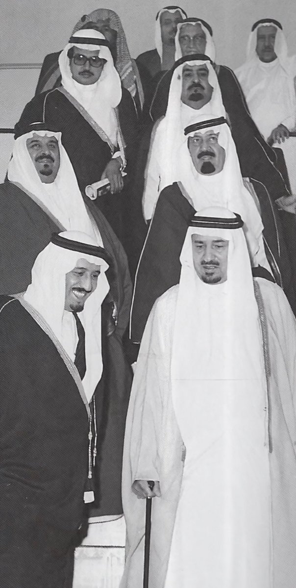 Alshaikh2's tweet photo. #إخوان_نوره:

في ملامحهم ترى عبدالعزيز، و في أسمائهم تقرأ فصولاً من عمر وطن، و حين تجمعهم صورة، تشعر أنّ ألبوم العائلة السعودية كلّها مفتوحٌ أمامك.

الملك خالد، و الملك سلمان، و الملك عبدالله، و الأمير سلطان، و الأمير ماجد، لكلّ اسمٍ منهم مكانٌ في وجداننا، و ذكرى في بيوتنا، و أثرٌ في البلاد التي نحبّها، كأنّ القرابة التي تجمعهم تمتدّ إلينا، فنراهم أهلنا، و نقرأ في وجوههم شيئاً من أعمارنا.

رحم الله من رحل منهم، و حفظ خادم الحرمين الشريفين الملك سلمان بن عبدالعزيز، و أدام عليه الصحّة و العافية.

بعض الصور نحفظها في بيوتنا، و هذه الصورة تحفظ شيئاً من بيوتنا في داخلها.