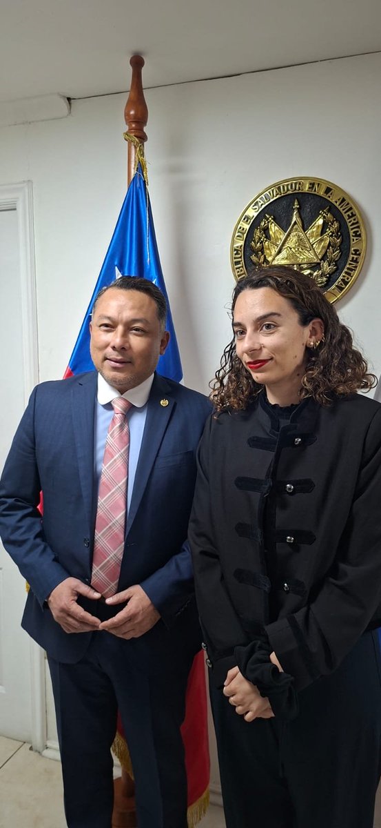 Emb_BanacekES's tweet photo. 🇸🇻🤝🇨🇱 Recibimos en la Embajada a la Diputada Javiera Rodríguez Pascual para fortalecer la diplomacia parlamentaria y los vínculos culturales entre El Salvador y Chile.
Junto a nuestra diáspora, compartimos identidad y tradición alrededor de nuestras pupusas.
Conectar. 🇸🇻❤️🇨🇱 https://t.co/KH86t4NCdY