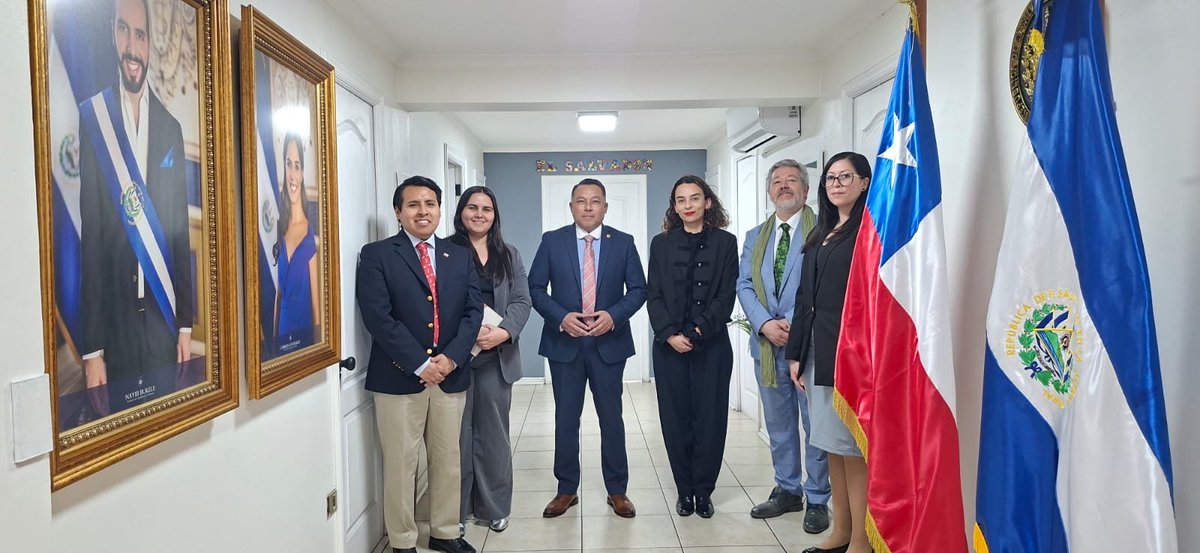 Emb_BanacekES's tweet photo. 🇸🇻🤝🇨🇱 Recibimos en la Embajada a la Diputada Javiera Rodríguez Pascual para fortalecer la diplomacia parlamentaria y los vínculos culturales entre El Salvador y Chile.
Junto a nuestra diáspora, compartimos identidad y tradición alrededor de nuestras pupusas.
Conectar. 🇸🇻❤️🇨🇱 https://t.co/KH86t4NCdY