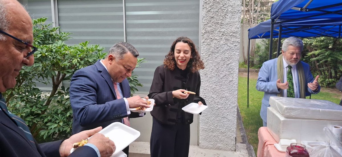 Emb_BanacekES's tweet photo. 🇸🇻🤝🇨🇱 Recibimos en la Embajada a la Diputada Javiera Rodríguez Pascual para fortalecer la diplomacia parlamentaria y los vínculos culturales entre El Salvador y Chile.
Junto a nuestra diáspora, compartimos identidad y tradición alrededor de nuestras pupusas.
Conectar. 🇸🇻❤️🇨🇱 https://t.co/KH86t4NCdY