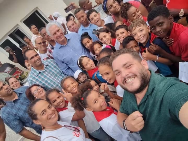 UJCdeCuba's tweet photo. 👉Junto al proyecto "Mi Barrio por la Patria", la juventud de Plaza de la Revolución activó la Red Juvenil Comunitaria en la comunidad La Timba. La jornada contó con la presencia de nuestro Primer Secretario del CC-PCC y Presidente de la República Miguel Díaz-Canel Bermúdez. https://t.co/7bza4ZRTYH