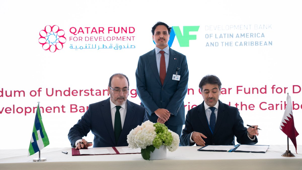 AgendaCAF's tweet photo. CAF y el Fondo de Qatar para el Desarrollo (@qatar_fund) firmaron un memorando de entendimiento para preparar proyectos de forma conjunta, explorar cofinanciamiento e intercambiar conocimiento en sectores clave para el desarrollo de la región.

Nuestro presidente ejecutivo, @sergiodigra, y el director general de QFFD, Fahad Bin Hamad Al-Sulaiti, suscribieron el acuerdo en el marco de la Asamblea General de la ONU.

"América Latina y el Caribe tiene un enorme potencial para atraer inversión de calidad, y alianzas como esta nos ayudan a convertir ese potencial en proyectos concretos, de mayor escala y que generan empleo", afirmó nuestro presidente ejecutivo.
