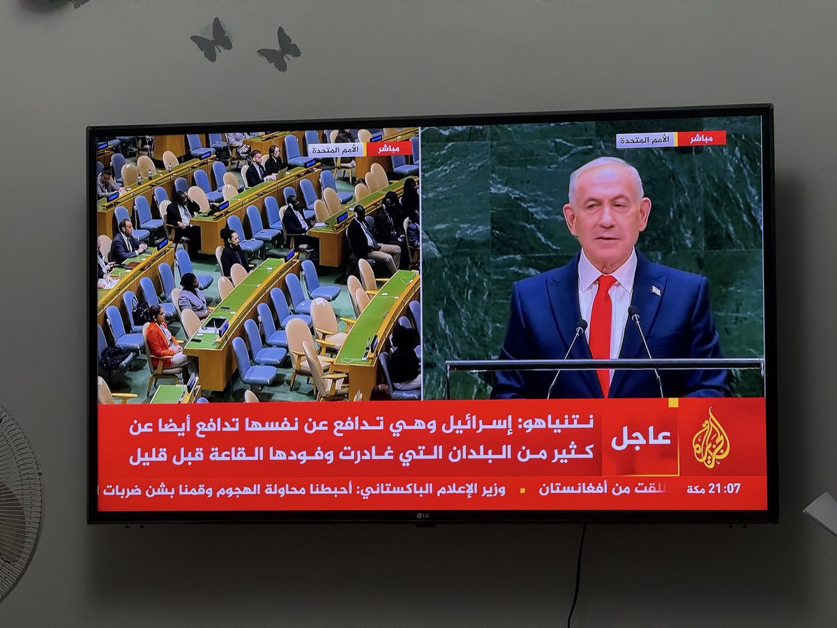 AdhamSelmiya's tweet photo. مع صعود مجرم الحرب نتنياهو على منصة الامم المتحدة، الجلسة تشهد الآن اكبر عملية انسحاب في تاريخ الأمم المتحدة من القاعة.. https://t.co/2Mv8Rab7pp