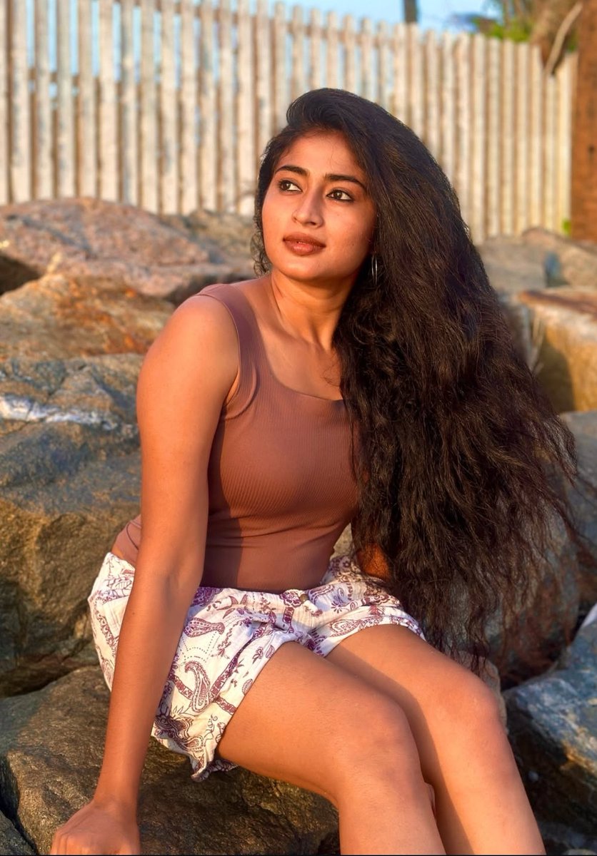 harini178876581's tweet photo. #vaishnaviarulmozhi otha Ennada iva 🥵 marupadiyum thodaiya kamikkura . Kanji veliya vanthuttu oru naal ivalla ithe dress la thoadaiya thadavi ivala othu pundaiya kilikkanum 💦😋iva molaiya pudichi amukkanum kasaki eduthu kamba killi sappanum appo tha iva seriya iruppa 🥵 https://t.co/6AJ7p1YLJl