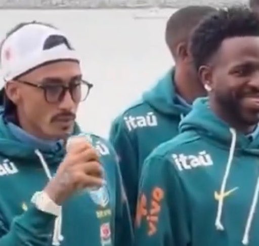 Culernews's tweet photo. Raphinha admirando a apresentação de boas vindas de oborígenes australianos no meio de jogadores que estavam rindo 

Capitão dentro e fora de campo! 💙❤️🇧🇷 https://t.co/Dd7X4LzARV
