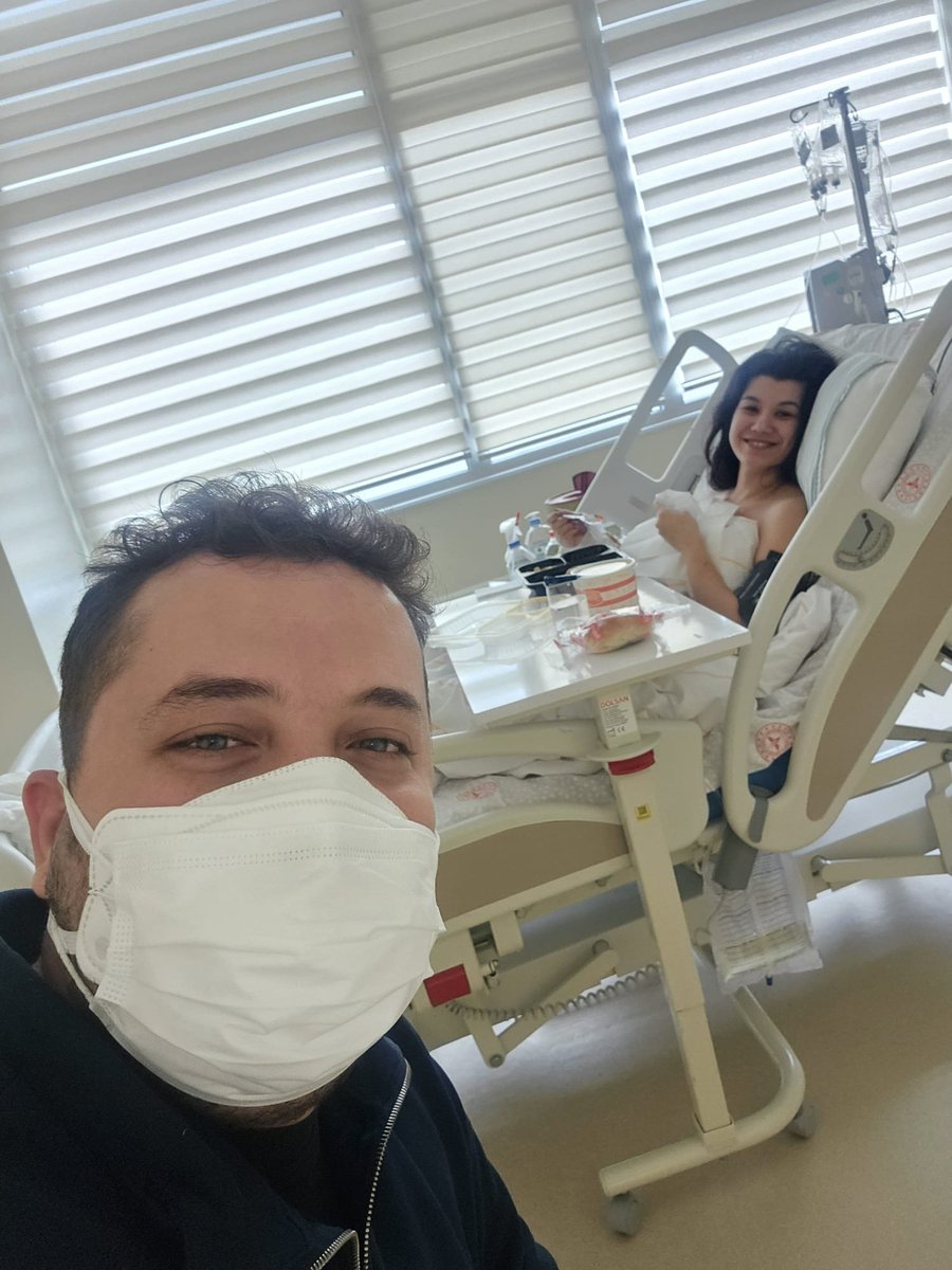 mine_sartk's tweet photo. Görevimi severek yapan bir öğretmenim. Lakin ailemden 1100 kilometre uzak olmak, onlara hemen ulaşamamak beni ve ailemi strese soktu. 2.5 yıllık stresin birikimi ile 16 ocaktaki sömestr tatilinde Allaha şükür ailemin yanındayken rahatsızlandım. Konuşma bozukluğu ve uzuvlarımı kontrol edememe şikayeti ile öne Cbü Hastanesi aciline yatırıldım. Orada menenjit ve ensefalit şüphesi ile kırmızı alanda gözetim alanına alındım daha sonra şehir hastanesi yoğun bakım servisine götürüldüm. Oradan da Ege Üniversitesi Hastanesine nakli oldum. 12 günü yoğun bakımda olmak üzere 21 gün hastanede yattım. Sonuç olarak %1 görülen stres bazlı bir hastalık olan haNDL hastalığımın olduğu belirlendi. Bu süreçte Allaha çok şükür ailemin yanındaydım ama ya tek yaşadığım görev yerimde olsaydım. Kıpırdayamaz ve konuşamazken kime yardıma ihtiyacım var diyebilirdim? #ilemrihaktır #MebAileyiYOKsaydı 
@RTErdogan @EmineErdogan @Yusuf__Tekin @ntv @umitozdag @senolsunat @vekilince