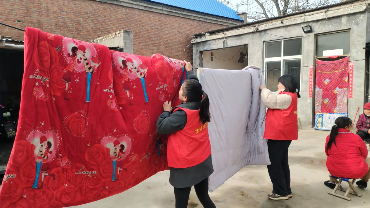 IndrawatiRizka's tweet photo. Spent the morning sorting warm clothes for unhoused neighbors with the community volunteer team—small acts, big warmth! https://t.co/0JcnuEw420