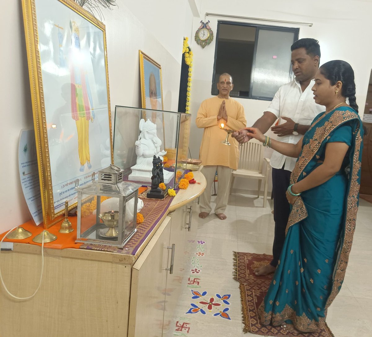 SanatanSanstha's tweet photo. सोलापूर येथील नगरसेविका सौ. उज्वला दासरी यांनी सनातन संस्थेच्या सेवाकेंद्राला सदिच्छा भेट दिली. यावेळी त्यांच्या हस्ते श्री गणेशाची आरती करण्यात आली. 

या वेळी सेवाकेंद्रातील साधकांशी त्यांनी संवाद साधला. तसेच सनातन संस्थेच्या आध्यात्मिक व सामाजिक कार्याची माहिती जाणून घेतली. https://t.co/7jJTR7uOF8