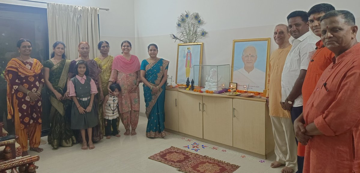 SanatanSanstha's tweet photo. सोलापूर येथील नगरसेविका सौ. उज्वला दासरी यांनी सनातन संस्थेच्या सेवाकेंद्राला सदिच्छा भेट दिली. यावेळी त्यांच्या हस्ते श्री गणेशाची आरती करण्यात आली. 

या वेळी सेवाकेंद्रातील साधकांशी त्यांनी संवाद साधला. तसेच सनातन संस्थेच्या आध्यात्मिक व सामाजिक कार्याची माहिती जाणून घेतली. https://t.co/7jJTR7uOF8
