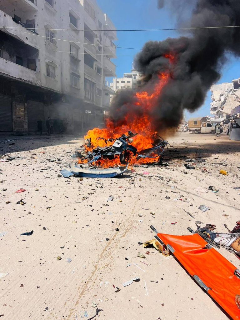 Hakeam's tweet photo. الملاحظ في عمليات القصف الأخيرة على قطاع غزة مشهد يتكرر بصورة مرعبة .. حرائق هائلة تلتهم المركبات والشقق فور استهدافها.

وفي عدد من هذه الاستهدافات، تصل شدة الاحتراق إلى حد تفحم جثامين الشهداء وتعذر التعرف على هوياتهم مباشرة.

المشهد يتكرر بصورة لافتة ويستحق التوقف عنده: استهداف، ثم حريق شديد، ثم شهداء تُمحى ملامحهم بفعل الاحتراق.

لا نعرف حتى الآن طبيعة الذخائر المستخدمة في كل ضربة، لكننا نعرف النتيجة التي تتركها على الأرض: أجساد متفحمة، ملامح تختفي، ومشاهد احتراق مروعة تتكرر بعد الاستهدافات..