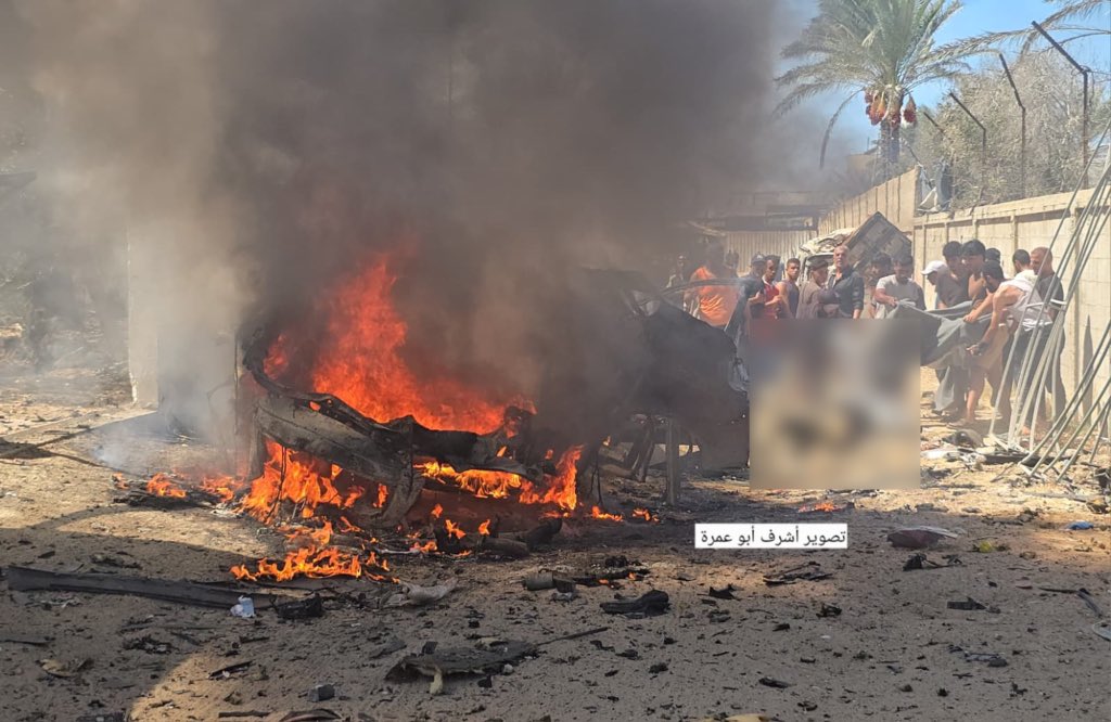 Hakeam's tweet photo. الملاحظ في عمليات القصف الأخيرة على قطاع غزة مشهد يتكرر بصورة مرعبة .. حرائق هائلة تلتهم المركبات والشقق فور استهدافها.

وفي عدد من هذه الاستهدافات، تصل شدة الاحتراق إلى حد تفحم جثامين الشهداء وتعذر التعرف على هوياتهم مباشرة.

المشهد يتكرر بصورة لافتة ويستحق التوقف عنده: استهداف، ثم حريق شديد، ثم شهداء تُمحى ملامحهم بفعل الاحتراق.

لا نعرف حتى الآن طبيعة الذخائر المستخدمة في كل ضربة، لكننا نعرف النتيجة التي تتركها على الأرض: أجساد متفحمة، ملامح تختفي، ومشاهد احتراق مروعة تتكرر بعد الاستهدافات..
