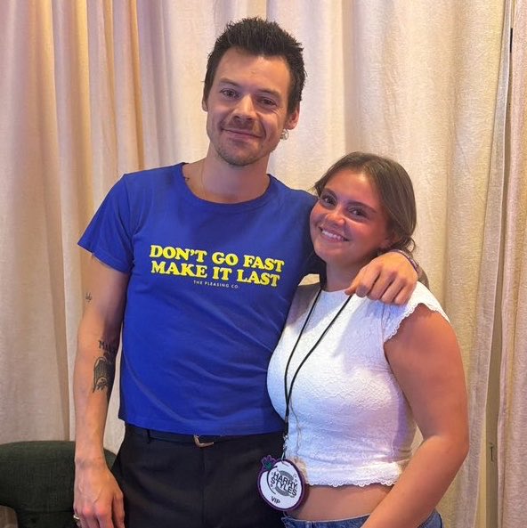 aleestyles91's tweet photo. him wearing those kind of shirts is the best thing ever https://t.co/LZWD7qhfnS