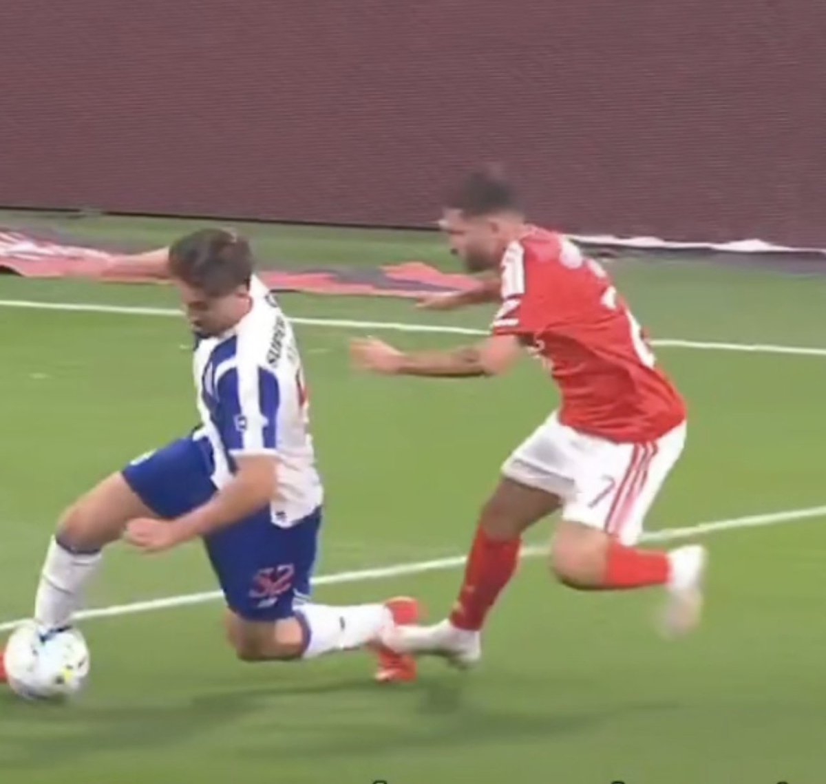 MagicoDeco's tweet photo. As TVs Lisbonenses não mostram estes lances . 
Palhinha atinge Borja intencionalmente 
Rafa pisa e desiquilíbrar Martim 
Se fosse ao contrário estavam horas a passar https://t.co/kNSaYqGS06