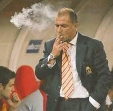 beehaber's tweet photo. Fatih Terim, sigara alışkanlığını bir doktorun tek cümlesiyle nasıl bıraktığını anlattı:

🔹 “2008 Avrupa üçüncülüğünden döndük.”

🔹 “Gribal bir durumum var, Bakırköy’de bir hastaneye gittim.”

🔹 “Nöbetçi bir hanımefendi doktor vardı.”

🔹 “‘Hocam madem geldiniz bir dinleyeyim sizi, gömleğinizi çıkarır mısınız?’ dedi.”

🔹 “Ben gömleği çıkarırken cebimden sigara, çakmak, makas hepsi yere düştü.”

🔹 “Ben yerde onları toplarken doktor hanım dedi ki: ‘Ya hocam, bir ülkeyle başa çıkacak iradeniz var, bununla mı başa çıkamıyorsunuz?’”

🔹 “Ben daha doğrulmadım, o vaziyette hepsini topladım, getirdim masaya koydum.”

🔹 “‘Peki hocam, ben de burada bırakıyorum’ dedim.”

🔹 “Geçti aşağı yukarı 18-19 sene.”

🔹 “Bilsem hiç başlamazdım, bir tane daha ağzıma koymadım.”

🔹 “Yemeğin tadını anlıyorum artık, koku müthiş, uyku çok önemli...”

🔹 “Hakikaten hiç yaşamamışız ya.”

🔹 “O mu bizi esir edecek?”