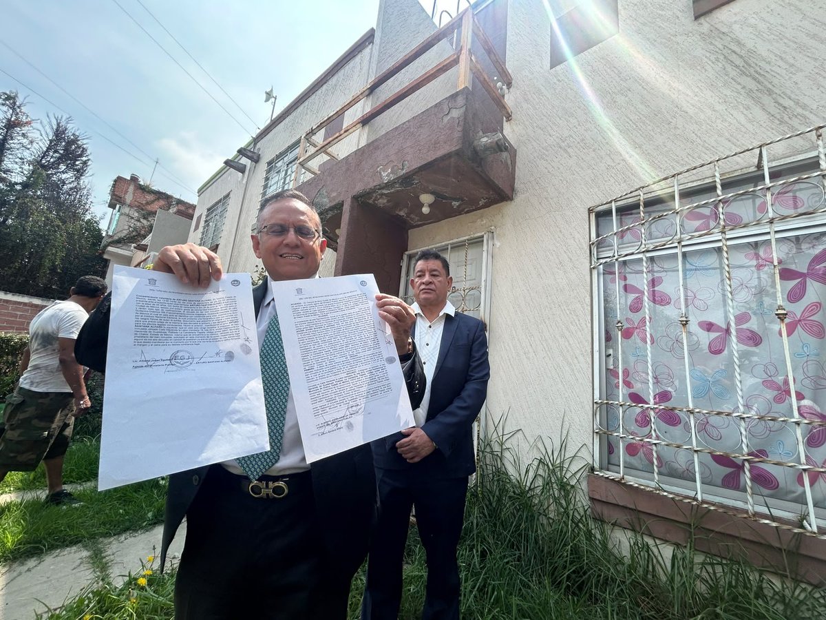 nacholozano's tweet photo. "Mi madre está contenta, está complacida", dijo Arturo Santana, hijo y abogado de Doña #Carlota, mientras muestra el documento de la Fiscalía del #Edomex que acredita la restitución del #inmueble a su hermana Mariana.
VIDEO: @jorgerohue https://t.co/HH9CdE5bQs