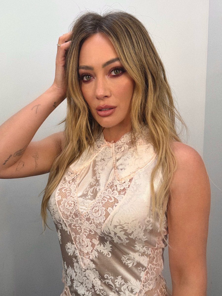 HilaryDiary's tweet photo. 📸✨Hilary Duff stuns for the @GRAMMYMuseum https://t.co/5AtyHIlxKG