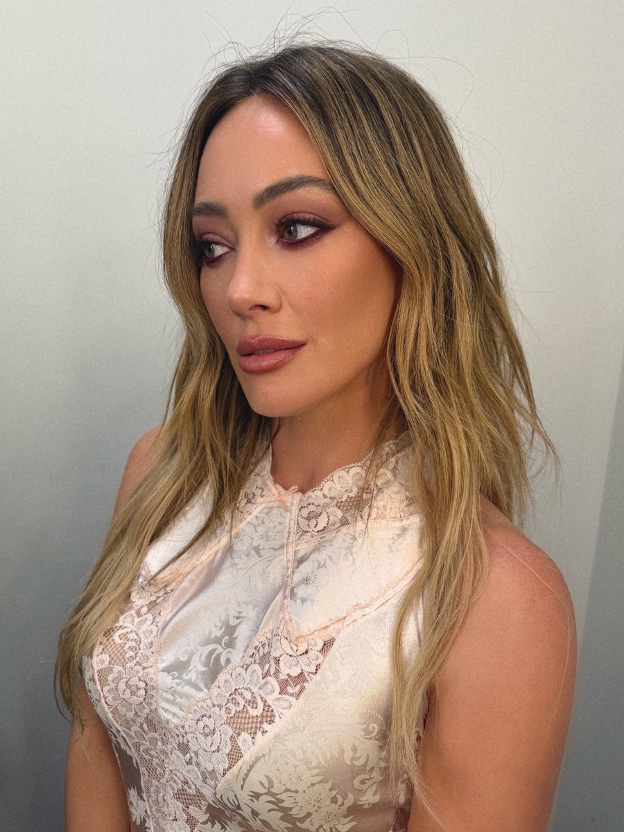 HilaryDiary's tweet photo. 📸✨Hilary Duff stuns for the @GRAMMYMuseum https://t.co/5AtyHIlxKG