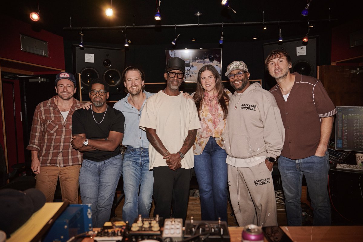 BoyzIIMen's tweet photo. It was an honor to be working with the incomparable @ladya on this new track for @thechosentv

“I Love The One” is out everywhere tomorrow. We can’t wait for you to hear it. 🙏🏾 https://t.co/vVejXub4wY