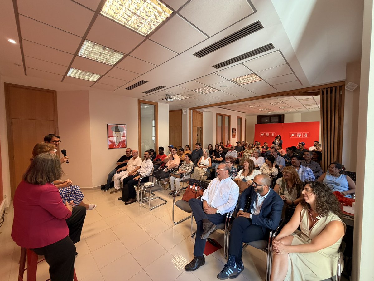 F_Armengol's tweet photo. Amb Pilar Cancela, secretària d’Estat de Migracions, hem parlat d’una qüestió que ens interpel·la com a societat: quin món volem construir davant l’avenç dels discursos d’odi, racistes i que tornen a assenyalar qui és diferent.

Nosaltres ho tenim clar. Volem una societat basada en els drets humans, en la convivència i en la igualtat. Una societat que no deixi ningú enrere i que entengui que la diversitat ens enriqueix.

Som el partit que millor entén que darrere cada realitat migratòria hi ha persones. Persones a qui hem d’acompanyar, oferir seguretat i oportunitats i afavorir-ne la integració perquè puguin desenvolupar el seu projecte de vida entre nosaltres.