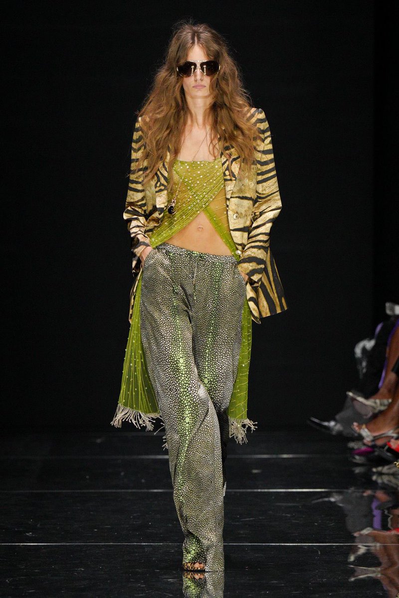 malbwgaf's tweet photo. Roberto Cavalli Ss27 + styling by Sissy Vian. https://t.co/FMuXUueDDf
