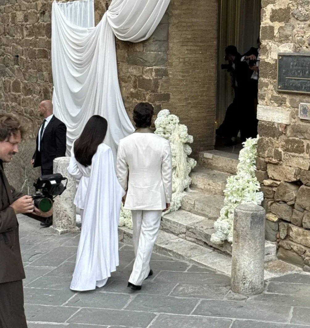 vicsxangel's tweet photo. wedding dump - our parents are married 🥹🤍💍
~
#damianodavid #dovecameron #wedding #marriage #italy #maneskinfamily https://t.co/MLszGHgEso