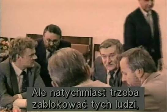 LesRoismaudit's tweet photo. Co by nie powiedziec o Walesie, to na mnie do dzisiaj ma wplyw.
 W 1990r. z duma zaglosowalem na L.W. i jakiekolwiek sugestie od starszych o jego nieuczciwosci, ktore pojawialy sie przy rozmowach ( zawsze wszyscy bylismy poniekad politykami) zbywalem stwierdzeniem:  Ja wiem lepiej i nie dyskutujemy. Brak pokory ? Musial przyjsc czerwiec 1992 i ..............do dzisiaj czuje niesmak i wstyd, ze ich bronilem i tak dalem sie nabrac. Walesa ,Tusk i inne farbowane lisy, to moj koszmar z mlodych lat.
Na pohybel im wszystkim.