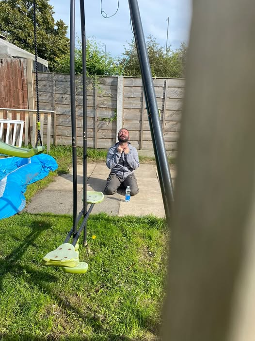 BasilTheGreat's tweet photo. 🚨ILLEGAL MIGRANT CAUGHT IN BACK GARDEN LOOKING FOR CHILDREN

Single Mum screamed for help

When he was surrounded by neighbours and the Police were called he began crying on the floor

This happened in St Helens, Merseyside

The Police advised the Mother not to leave her children alone in their OWN BACK GARDEN