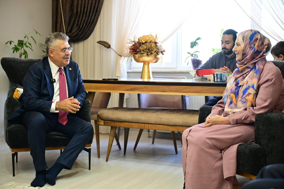 oktayyilmaz16's tweet photo. Şehit Polis Memurumuz Fikret Güney’in kıymetli ailesini, Kocaeli Milletvekilimiz Veysel Tipioğlu ve İlçe Başkanımız İrfan Akkaya ile birlikte ziyaret ettik.

Vatanımızın ve milletimizin huzuru için canını feda eden aziz şehidimizi rahmet ve minnetle anıyor, kıymetli ailesine bir kez daha başsağlığı diliyorum.