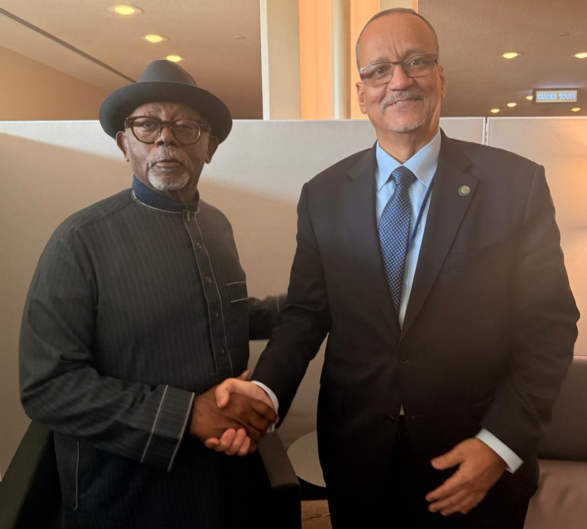 OCIenFr's tweet photo. Le #Secrétaire_Général rencontre le Ministre des Affaires Étrangères du #Cameroun

New York : 24 septembre 2026

Le Secrétaire Général de l’Organisation de Coopération Islamique, Son Excellence M. Ismaïl Ould Cheikh Ahmed, a rencontré le Ministre des Affaires Étrangères de la République du Cameroun, Son Excellence M. Lejeune MBELLA MBELLA, en marge des travaux de l’Assemblée générale des Nations unies. 

Les deux parties ont examiné les moyens de renforcer les relations et les domaines de coopération entre l’Organisation et le Cameroun, tout en discutant des questions d’intérêt commun et des développements régionaux dans les États membres africains.