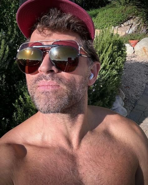 LAZ2Y5's tweet photo. @WarriorAngelCas @destielfate No, his Grindr pictures would be like this. https://t.co/4meUA3beYz