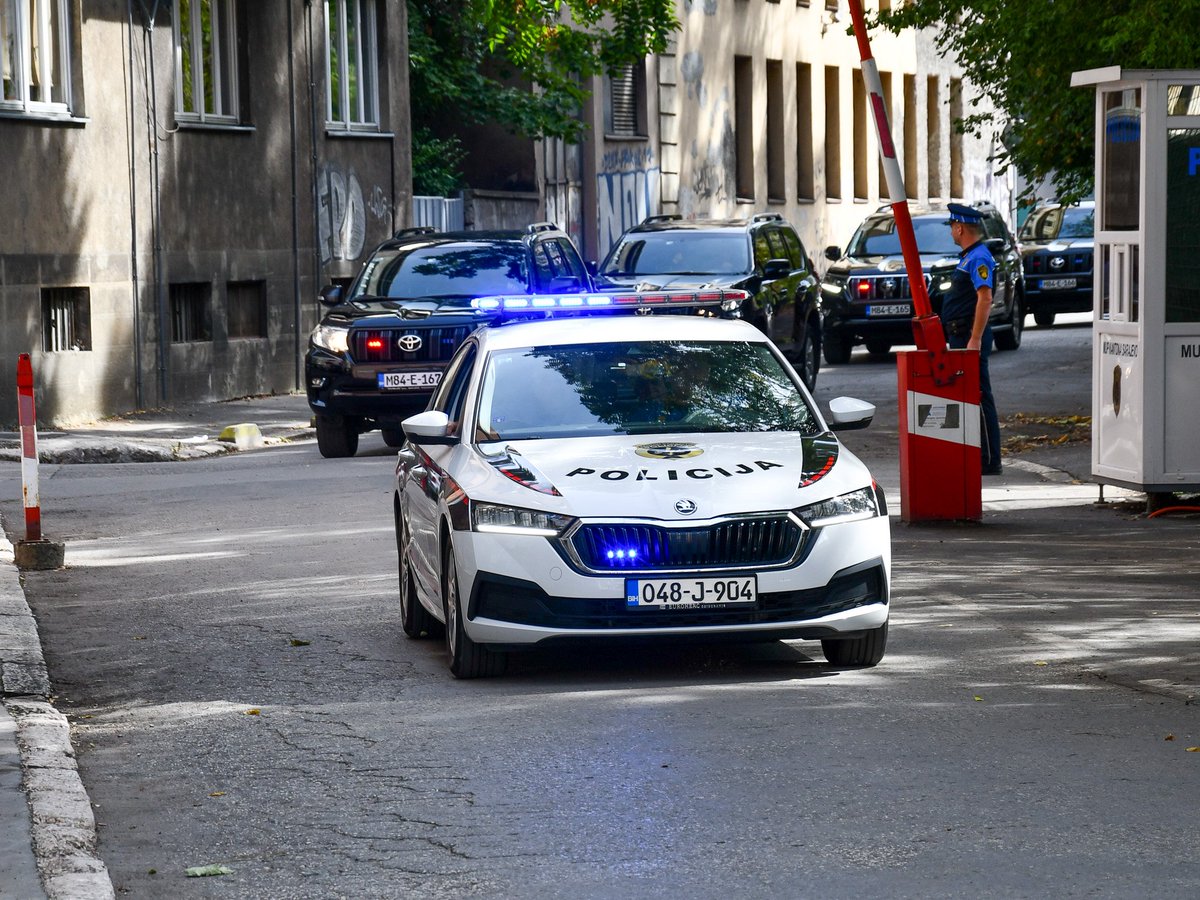 paedutr's tweet photo. Polis Akademisi Başkanımız Sayın Prof. Dr. Murat BALCI ve beraberindeki heyet tarafından, ikili iş birliği faaliyetlerini geliştirmek üzere 23-24 Eylül 2026 tarihleri arasında Bosna Hersek’e ziyaret gerçekleştirilmiştir.

Ziyaretin ilk gününde heyetimiz Mostar’da Türkiye Cumhuriyeti Mostar Başkonsolosu Sayın Fatih EKİNCİ ile bir araya gelmiştir.

Ziyaretin ikinci gününde  Bosna Hersek Federasyonu Polis Akademisi ile gerçekleştirilen görüşmelerde; polis eğitimi, akademik iş birliği, mesleki gelişim ve karşılıklı tecrübe paylaşımı alanlarında yürütülebilecek ortak faaliyetler ele alınmış olup Aliya İzzetbegoviç kabri heyetimiz tarafından ziyaret edilmiştir.

Devam eden ziyaretler kapsamında  Türkiye Cumhuriyeti Saraybosna Büyükelçisi Sayın Emin AKSEKİ’ye nezaket ziyaretinde bulunulmuş; Saraybosna Kantonu İçişleri Bakanı Sayın Admir KATİCA ve 2003 Yılı Polis Akademisi mezunu olan ve halihazırda Kanton Emniyet Müdürü Sayın Fatmir HAJDAREVİC ile bir araya gelinmiştir.  

Son olarak  Saraybosna Kantonu Emniyet Müdürlüğü ve Özel Harekât Birimi ziyaret edilmiş, ardından Saraybosna Belediye Başkanı Sayın Samir AVDİC ile bir araya gelinmiştir.
