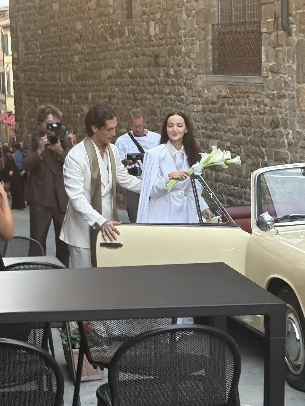 dovecameronbr's tweet photo. Dove Cameron e Damiano David chegando no Palazzo comunale em Montacino, para se casarem. 💍💐 https://t.co/gVeoEtRMuj