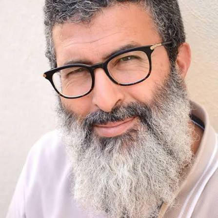 Guigz75116's tweet photo. Ah oui, la grande fermeté républicaine en action.

On identifie des imams et des figures proches des Frères musulmans dont Nourreddine Aoussat, on les flique au titre de la radicalisation islamiste, l’un d’eux a déjà menacé un ancien Premier ministre de fatwa et la réponse de l’État, c’est : « Vous n’avez pas le droit d’aller à Paris et Saint-Denis pendant quatre jours, et vous viendrez pointer au commissariat tous les matins comme des gamins qui ont séché l’école. »

C’est touchant. Presque attendrissant.
On leur dit en gros : « Restez sages le temps que le Pape passe, après vous pourrez reprendre vos prêches, vos réseaux et vos petites menaces comme avant. »

Parce que le danger n’existe évidemment que lorsque Léon XIV est dans le coin. Le reste de l’année, ces mêmes personnes peuvent circuler, prêcher, influencer, menacer, c’est moins grave.

Et on va vraiment croire que ces arrêtés seront respectés ? Qu’ils ne vont pas se balader ailleurs, déléguer, ou simplement s’asseoir dans un café à deux rues de la zone interdite en se marrant ?

Un passage quotidien au commissariat, c’est la version administrative du « on a tout sous contrôle ». C’est de la communication. Un communiqué déguisé en mesure de sécurité. 
Un tweet ministériel un peu plus long.

Si ces gens représentent un risque suffisamment sérieux pour qu’on les interdise de paraître pendant une visite pontificale, alors ils représentent un risque tous les autres jours de l’année.

On ne règle pas un problème de radicalisation islamiste avec un pointage à la gendarmerie et une interdiction géographique temporaire. 

On le règle par l’incarcération, l’expulsion et le démantèlement des réseaux.

Là, on a juste déplacé le tapis pour que ce soit plus propre le temps que les caméras soient là.

Après, on range le tapis et on fait comme si de rien n’était.

Classique.

C’est grotesque.