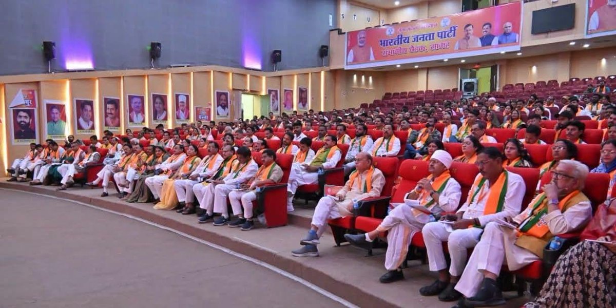 LokendraParasar's tweet photo. आज सागर में आयोजित भाजपा सागर संभाग की ‘सेवा संकल्प अभियान’ बैठक में सहभागिता की।

 इस अवसर पर तत्कालीन क्षेत्रीय संगठन महामंत्री आदरणीय श्री @ajayjamwalbjp जी के सान्निध्य एवं मार्गदर्शन में आगामी कार्ययोजना एवं संगठनात्मक विषयों को लेकर विस्तृत चर्चा हुई।

#SevaSankalpAbhiyan https://t.co/Ar2iq8UmSs