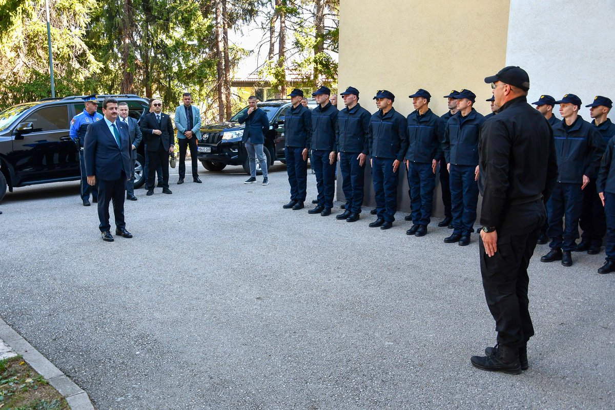 paedutr's tweet photo. Polis Akademisi Başkanımız Sayın Prof. Dr. Murat BALCI ve beraberindeki heyet tarafından, ikili iş birliği faaliyetlerini geliştirmek üzere 23-24 Eylül 2026 tarihleri arasında Bosna Hersek’e ziyaret gerçekleştirilmiştir.

Ziyaretin ilk gününde heyetimiz Mostar’da Türkiye Cumhuriyeti Mostar Başkonsolosu Sayın Fatih EKİNCİ ile bir araya gelmiştir.

Ziyaretin ikinci gününde  Bosna Hersek Federasyonu Polis Akademisi ile gerçekleştirilen görüşmelerde; polis eğitimi, akademik iş birliği, mesleki gelişim ve karşılıklı tecrübe paylaşımı alanlarında yürütülebilecek ortak faaliyetler ele alınmış olup Aliya İzzetbegoviç kabri heyetimiz tarafından ziyaret edilmiştir.

Devam eden ziyaretler kapsamında  Türkiye Cumhuriyeti Saraybosna Büyükelçisi Sayın Emin AKSEKİ’ye nezaket ziyaretinde bulunulmuş; Saraybosna Kantonu İçişleri Bakanı Sayın Admir KATİCA ve 2003 Yılı Polis Akademisi mezunu olan ve halihazırda Kanton Emniyet Müdürü Sayın Fatmir HAJDAREVİC ile bir araya gelinmiştir.  

Son olarak  Saraybosna Kantonu Emniyet Müdürlüğü ve Özel Harekât Birimi ziyaret edilmiş, ardından Saraybosna Belediye Başkanı Sayın Samir AVDİC ile bir araya gelinmiştir.