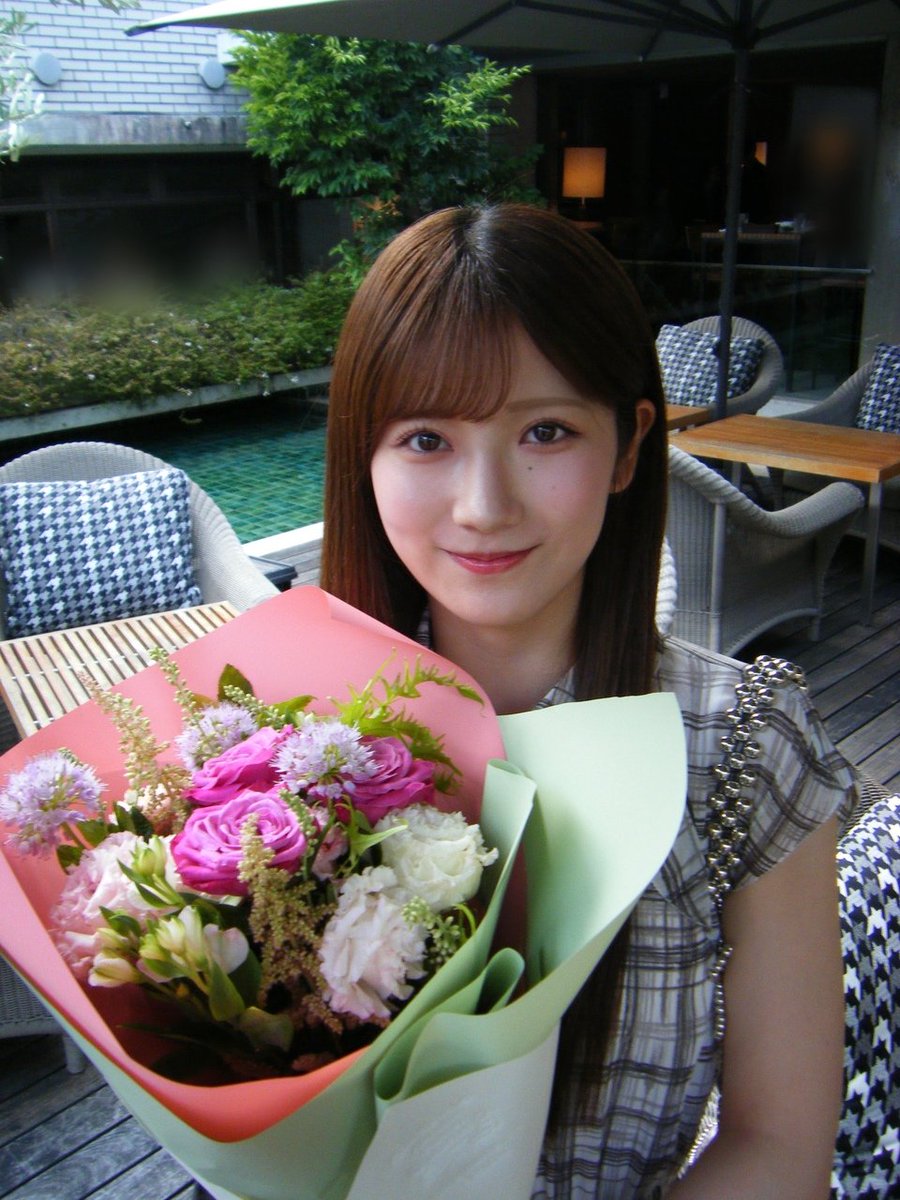 hinatanoisl's tweet photo. 愛季ちゃんってオーディションの時は今もある瞼の真下以外に2つほくろあったんだ？
もし取ってなかったら今回の選抜とBACKSのセンターでお嬢とホクロの位置がシンメになってる世界線もあったのか…

#谷口愛季 #小田倉麗奈 https://t.co/mJrpz75pBt