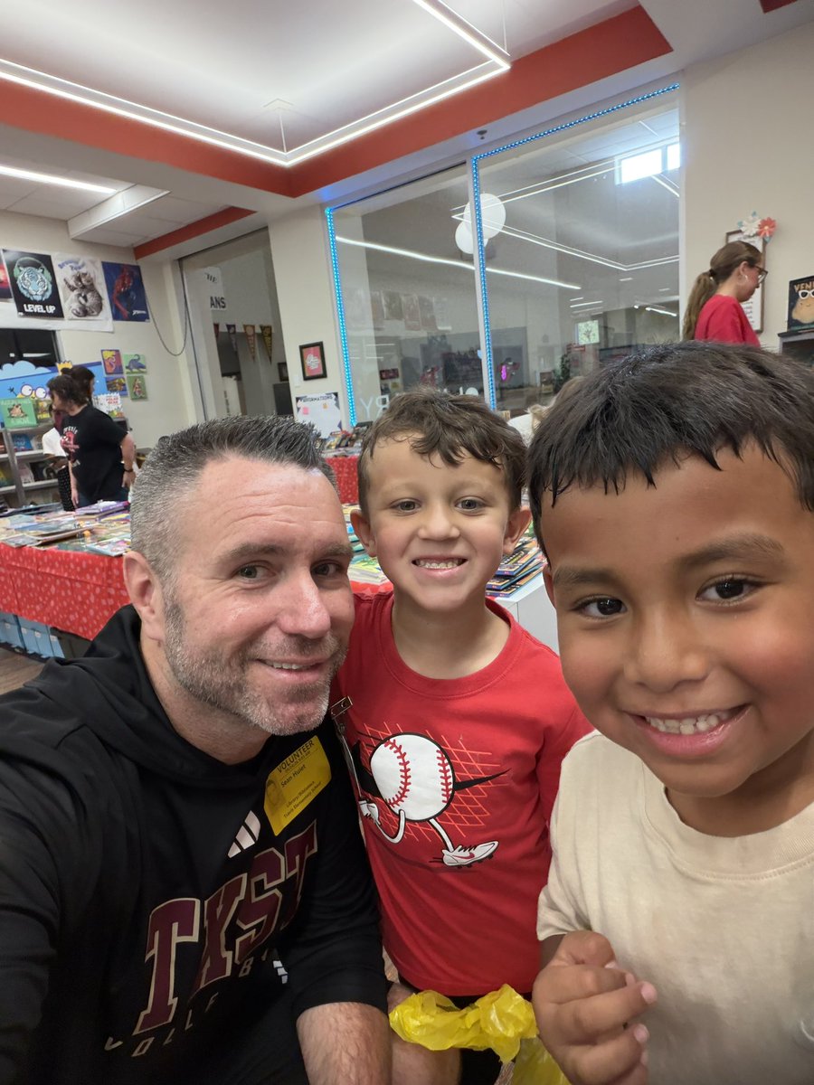 TexasStateVball's tweet photo. We had an awesome time this morning having lunch with some future Bobcats at Travis Elementary! π
#EatEmUp | #IMPACTFUL https://t.co/1mvnIQkou8