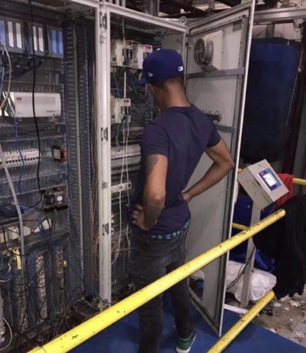 mint2fresh's tweet photo. @chaerleading me trying to see if i can get the lights to work before electrocuting myself to smithereens https://t.co/XpSjAaxbyy