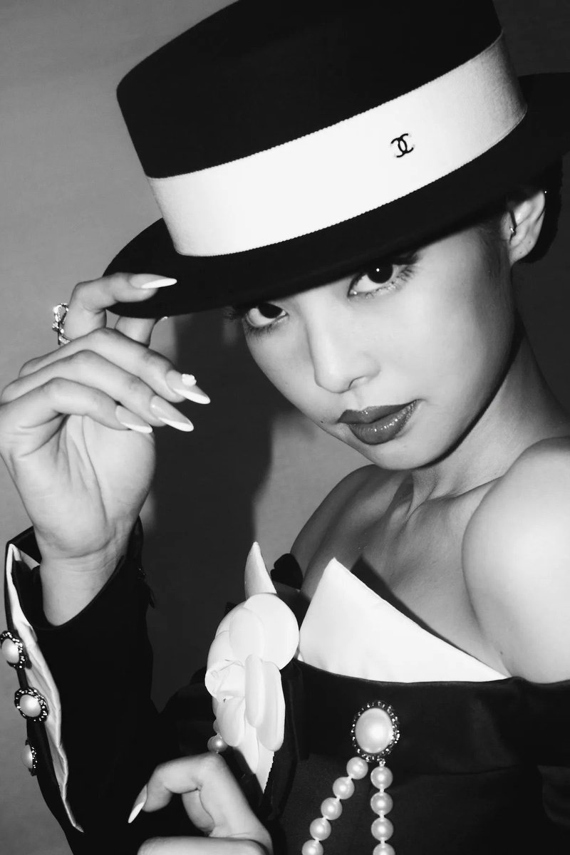 JennieDCGallery's tweet photo. 260925 Complex names #JENNIE the #2 best-dressed K-pop star of all time and the #1 female artist on the list, presenting her as the world’s most famous woman while highlighting her undeniable global fashion influence and the “Jennie effect.”

“No K-pop artist has shaped how people dress quite like Jennie. As one of the most famous women in the world, her reach is enormous, and the “Jennie effect” is a genuine phenomenon. She’s been a global ambassador for Chanel since 2019, long enough that fans simply call her “human Chanel.” She’s fronted the Chanel 25 handbag campaign and Coco Crush, made her 2023 Met Gala appearance in vintage 1990s Chanel for the Karl Lagerfeld tribute, and returned to the Met in 2026 in custom Chanel. But her wardrobe isn’t limited to Chanel. You will see her in Alaïa, Jacquemus, and more. Every styling choice, no matter how big or small, becomes a trend among her fanbase.”