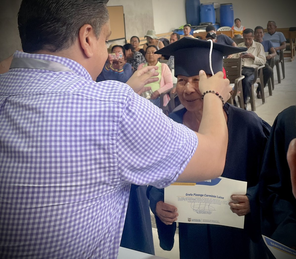 Agricultura_CZ2's tweet photo. ¡Más conocimientos para mejorar la producción en #Napo!
Entregamos certificados a 72 productores de San Pablo, Archidona, a través de la Comunidad de Aprendizaje.
Además, otorgamos certificados de registro de semillas, cultivares y plantaciones forestales. https://t.co/vFAs3Wkw52