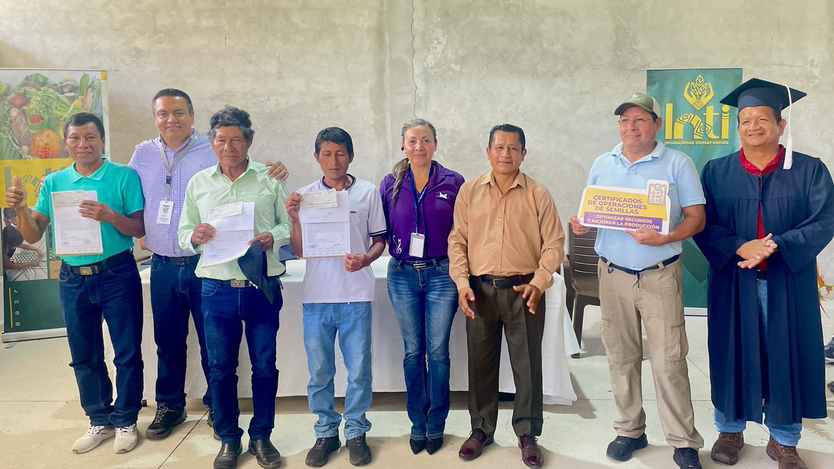 Agricultura_CZ2's tweet photo. ¡Más conocimientos para mejorar la producción en #Napo!
Entregamos certificados a 72 productores de San Pablo, Archidona, a través de la Comunidad de Aprendizaje.
Además, otorgamos certificados de registro de semillas, cultivares y plantaciones forestales. https://t.co/vFAs3Wkw52