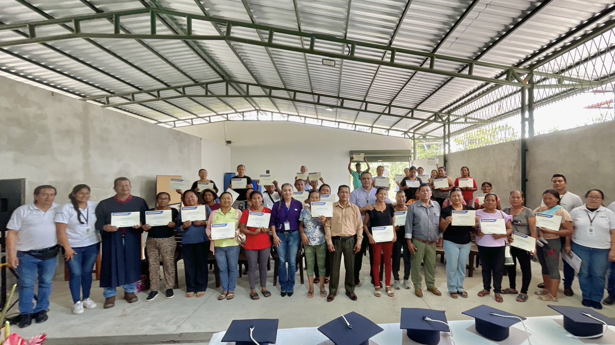 Agricultura_CZ2's tweet photo. ¡Más conocimientos para mejorar la producción en #Napo!
Entregamos certificados a 72 productores de San Pablo, Archidona, a través de la Comunidad de Aprendizaje.
Además, otorgamos certificados de registro de semillas, cultivares y plantaciones forestales. https://t.co/vFAs3Wkw52