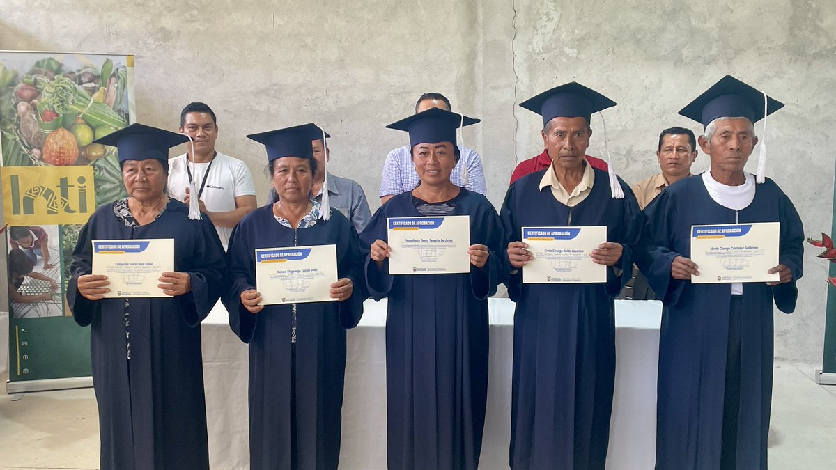 Agricultura_CZ2's tweet photo. ¡Más conocimientos para mejorar la producción en #Napo!
Entregamos certificados a 72 productores de San Pablo, Archidona, a través de la Comunidad de Aprendizaje.
Además, otorgamos certificados de registro de semillas, cultivares y plantaciones forestales. https://t.co/vFAs3Wkw52