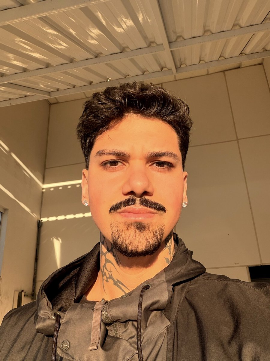 aleealcatraz's tweet photo. Os militantes da esquerda me disseram que eu ia apanhar de bolsonarista por ser gay em 2018, em 2022 e o discurso segue sendo o mesmo agora em 2026. 

NUNCA  me fizeram mal algum, muito pelo contrário, sempre sou muito bem recebido em várias das manifestações da direita 👍🏽 https://t.co/z4vd5GkseT