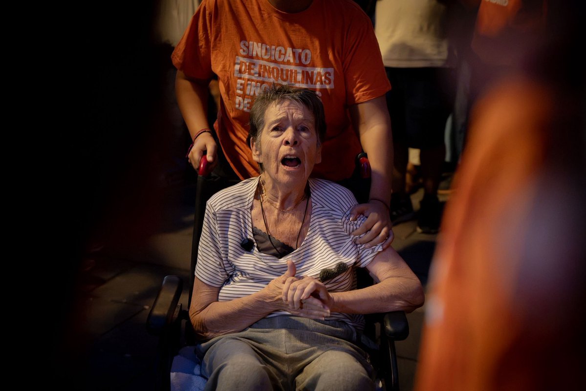 ultras_antifaa's tweet photo. Footballer Borja Iglesias on the forced eviction of 87-year-old Maricarmen, who lives in Madrid:

“We cannot normalize real estate speculation leading to people being evicted from the homes where they built their lives. Housing cannot be treated solely as an investment. Let’s fight together.”