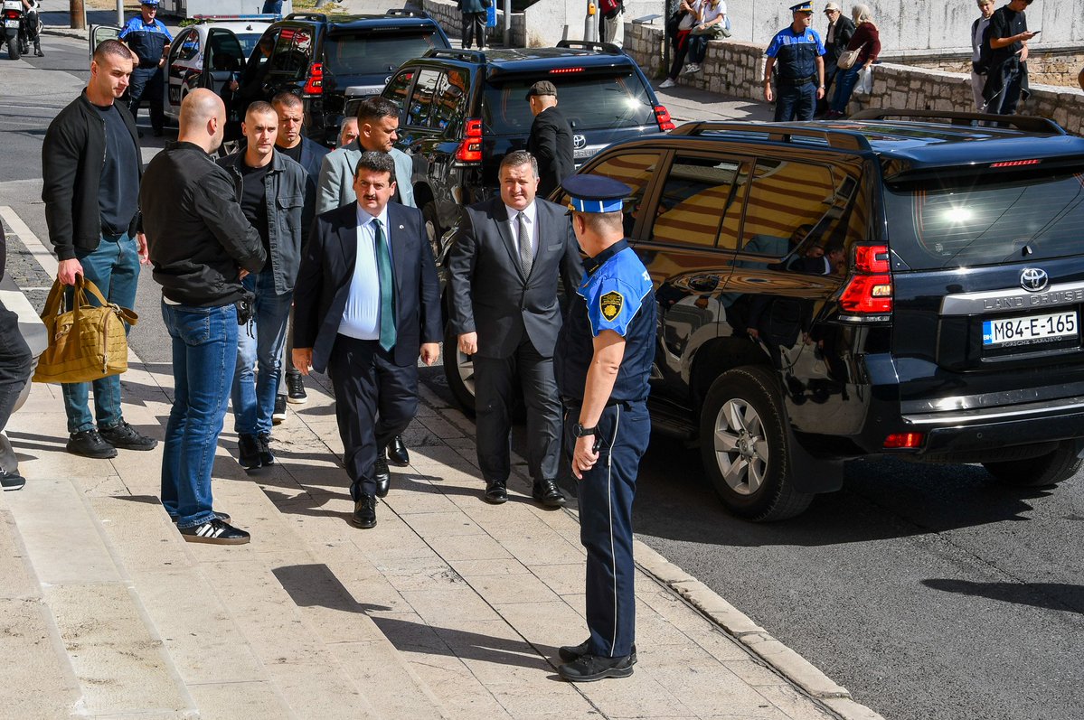paedutr's tweet photo. Polis Akademisi Başkanımız Sayın Prof. Dr. Murat BALCI ve beraberindeki heyet tarafından, ikili iş birliği faaliyetlerini geliştirmek üzere 23-24 Eylül 2026 tarihleri arasında Bosna Hersek’e ziyaret gerçekleştirilmiştir.

Ziyaretin ilk gününde heyetimiz Mostar’da Türkiye Cumhuriyeti Mostar Başkonsolosu Sayın Fatih EKİNCİ ile bir araya gelmiştir.

Ziyaretin ikinci gününde  Bosna Hersek Federasyonu Polis Akademisi ile gerçekleştirilen görüşmelerde; polis eğitimi, akademik iş birliği, mesleki gelişim ve karşılıklı tecrübe paylaşımı alanlarında yürütülebilecek ortak faaliyetler ele alınmış olup Aliya İzzetbegoviç kabri heyetimiz tarafından ziyaret edilmiştir.

Devam eden ziyaretler kapsamında  Türkiye Cumhuriyeti Saraybosna Büyükelçisi Sayın Emin AKSEKİ’ye nezaket ziyaretinde bulunulmuş; Saraybosna Kantonu İçişleri Bakanı Sayın Admir KATİCA ve 2003 Yılı Polis Akademisi mezunu olan ve halihazırda Kanton Emniyet Müdürü Sayın Fatmir HAJDAREVİC ile bir araya gelinmiştir.  

Son olarak  Saraybosna Kantonu Emniyet Müdürlüğü ve Özel Harekât Birimi ziyaret edilmiş, ardından Saraybosna Belediye Başkanı Sayın Samir AVDİC ile bir araya gelinmiştir.