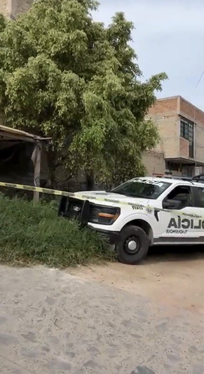 NovedadViolenta's tweet photo. El cuerpo de un hombre de entre 30 y 35 años fue localizado con evidentes signos de violencia y heridas sangrantes sobre el cruce de las calles San Odilón y Manuel Muñiz, en la Col. Santa María del municipio de San Pedro #Tlaquepaque. https://t.co/XPtUoIIL5O