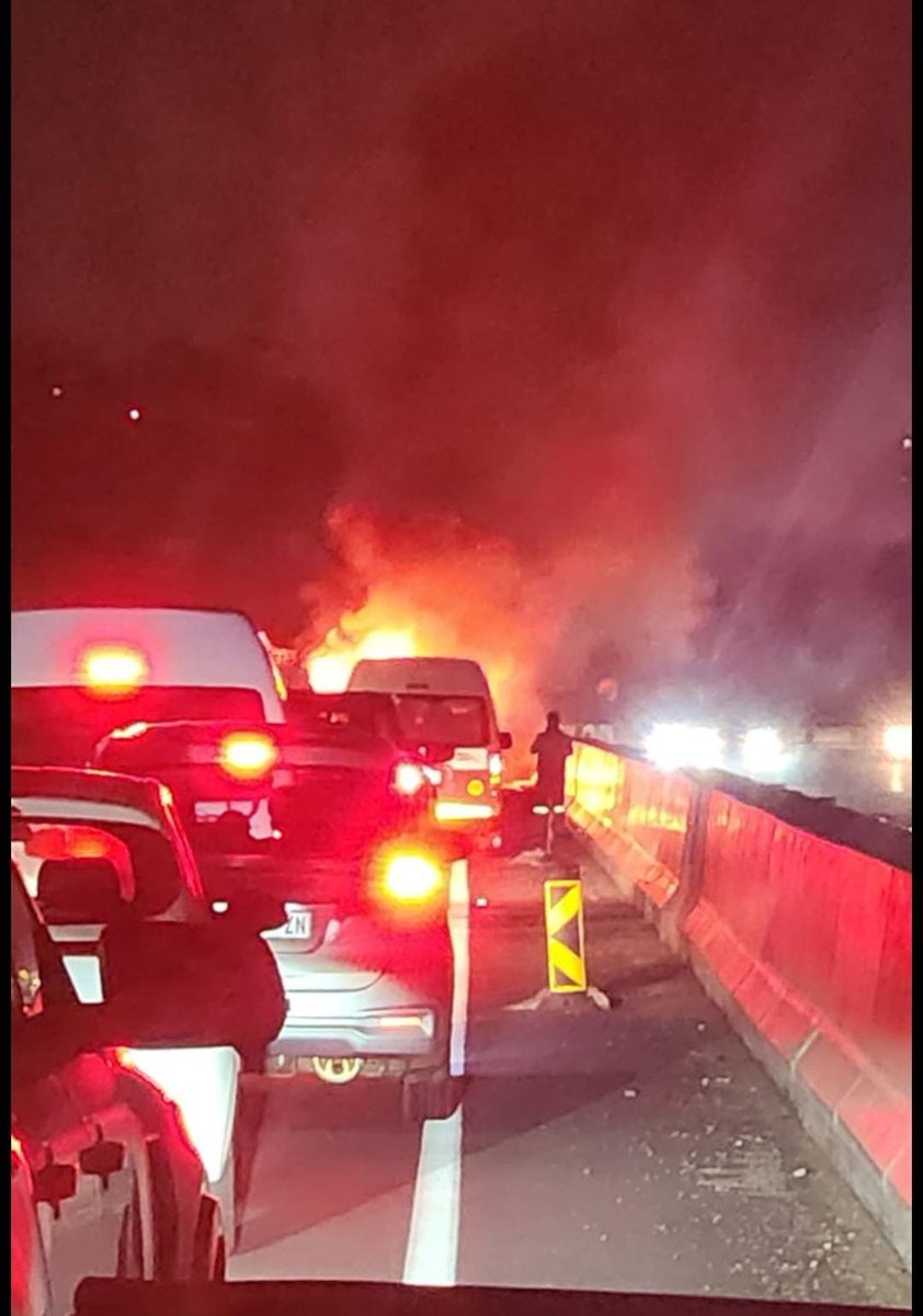 lnnocent191535's tweet photo. 🚨 TRAFFIC ALERT | N3 Northbound

🔥 Vehicle fire before M13 Paradise Valley

Expect HEAVY delays. eThekwini Fire &amp; Rescue mobile / on scene. Proceed with caution.

#N3 #ParadiseValley
 #Durban 
 #SANational247Updates https://t.co/NiZMlOB57V